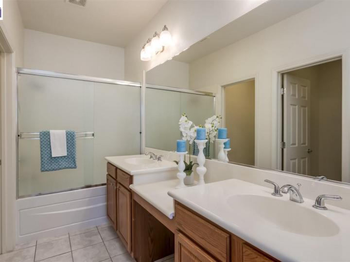 1045 Emerald Ter, Union City, CA, 94587 Townhouse. Photo 17 of 28