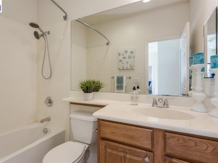 1045 Emerald Ter, Union City, CA, 94587 Townhouse. Photo 21 of 28