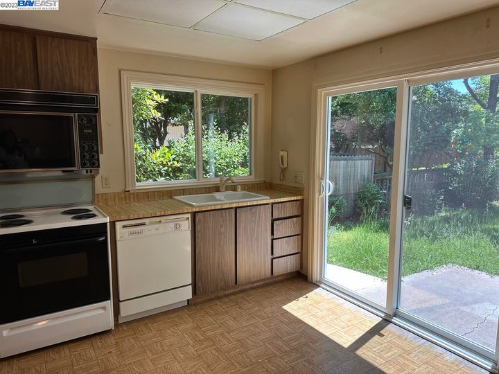 1582 Denkinger Ct, Concord, CA, 94521 Townhouse. Photo 8 of 27