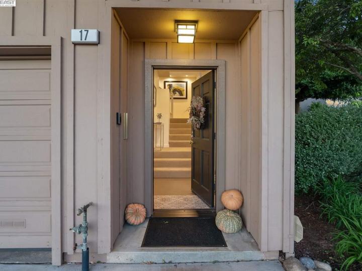 17 Starview Dr, Oakland, CA, 94618 Townhouse. Photo 3 of 33