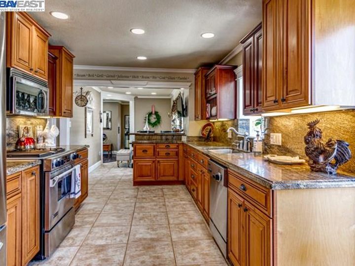 21278 Sweet Ln, Castro Valley, CA | Bay Wood. Photo 12 of 38