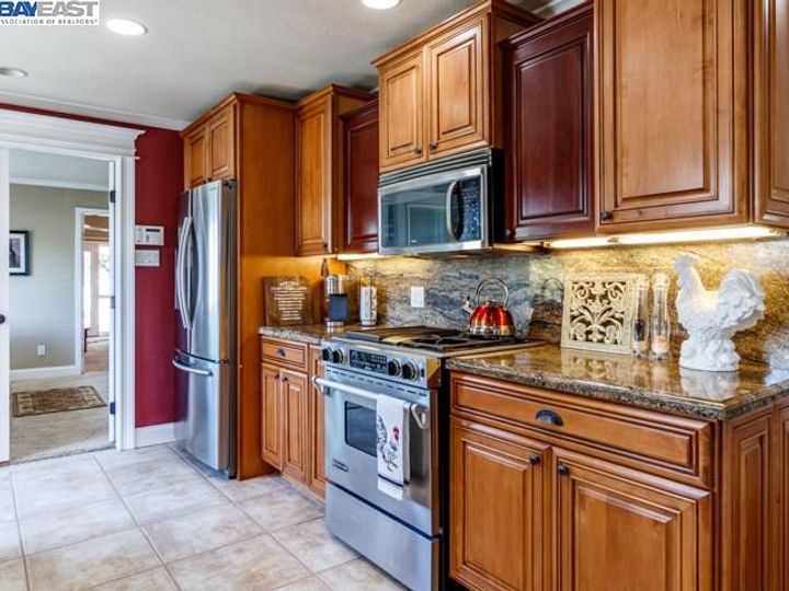 21278 Sweet Ln, Castro Valley, CA | Bay Wood. Photo 14 of 38