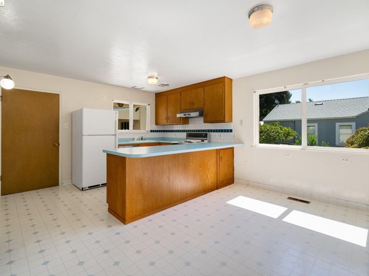 4012 Whittle Ave, Oakland, CA | Upper Dimond. Photo 12 of 40