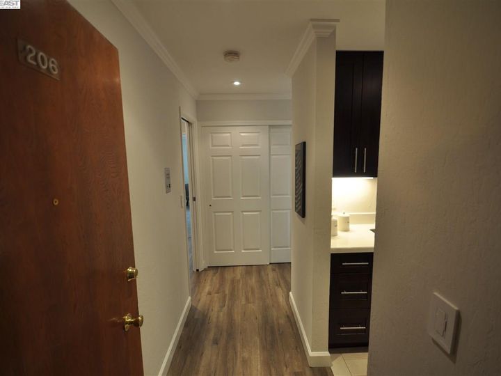 Oakpoint condo #206. Photo 2 of 16