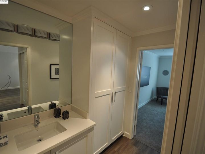 Oakpoint condo #206. Photo 11 of 16
