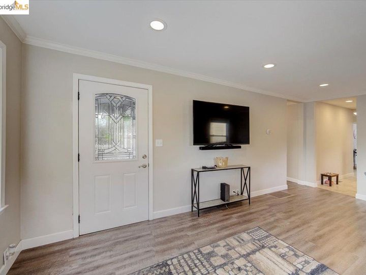 6374 Sunnymere Ave, Oakland, CA | Millsmont Area. Photo 6 of 39
