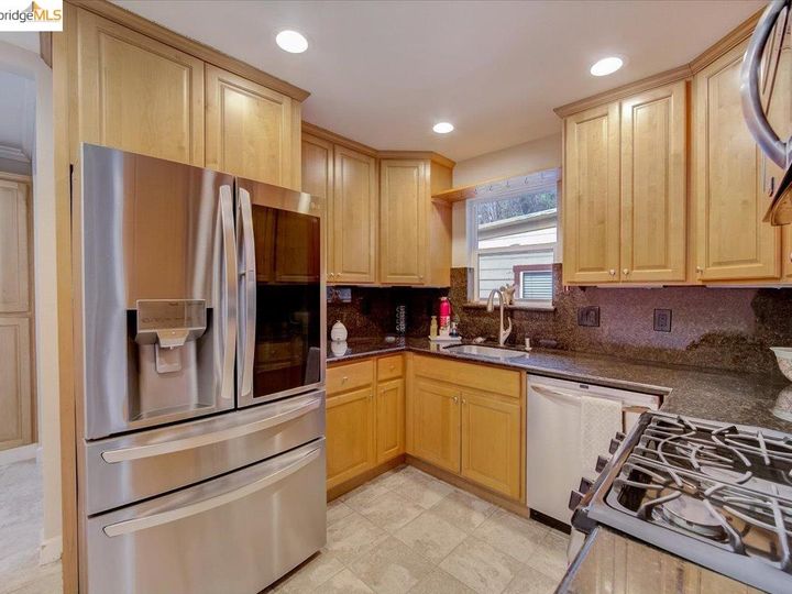 6374 Sunnymere Ave, Oakland, CA | Millsmont Area. Photo 7 of 39