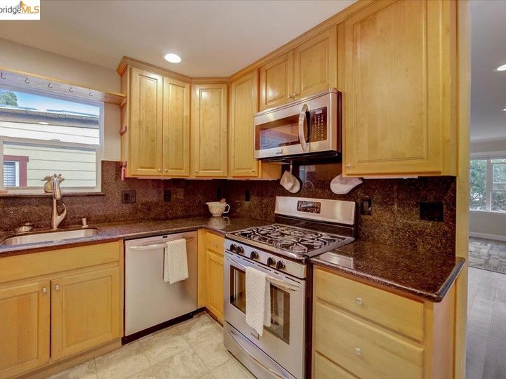 6374 Sunnymere Ave, Oakland, CA | Millsmont Area. Photo 9 of 39