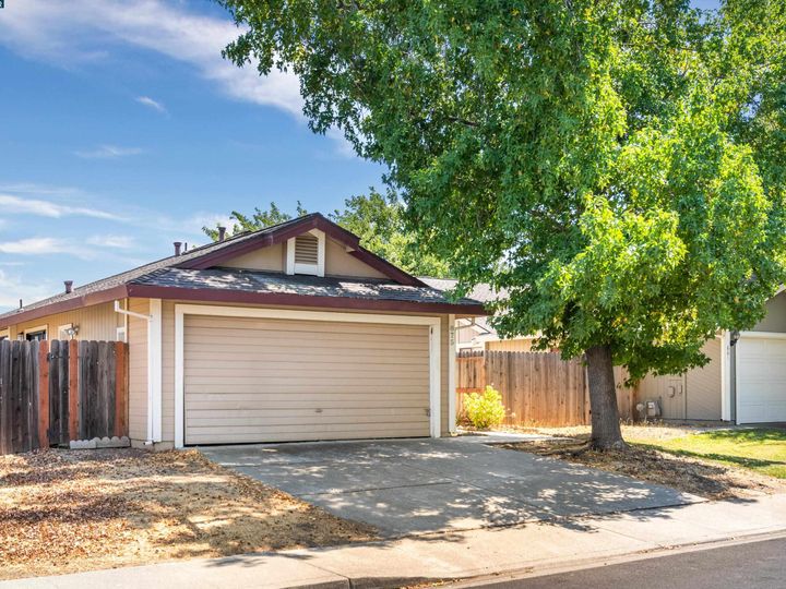 875 Sage Dr, Vacaville, CA | . Photo 4 of 29