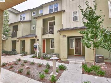 1541 Coyote Creek Way, Milpitas, CA, 95035 Townhouse. Photo 3 of 40